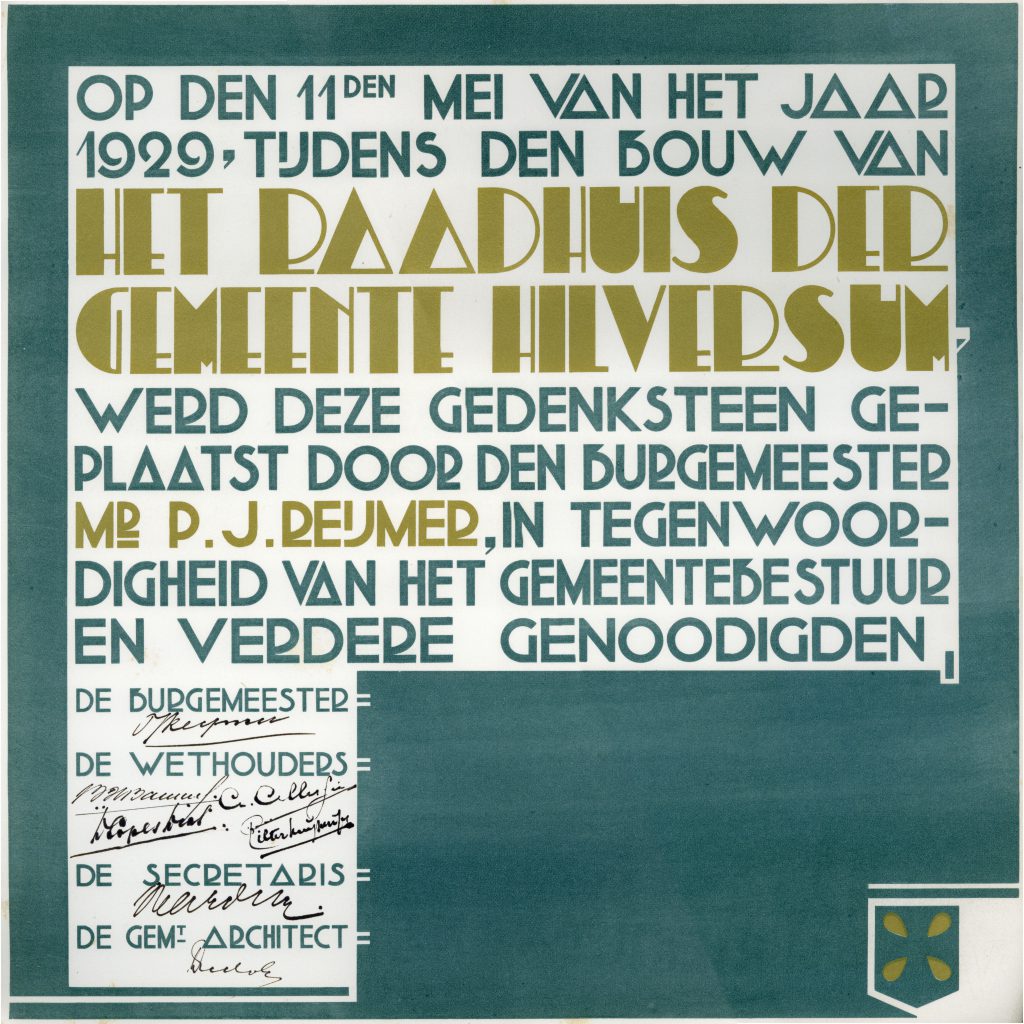 plaquette uit 1929 ter gelegenheid van de bouw van het gemeentehuis Hilversum