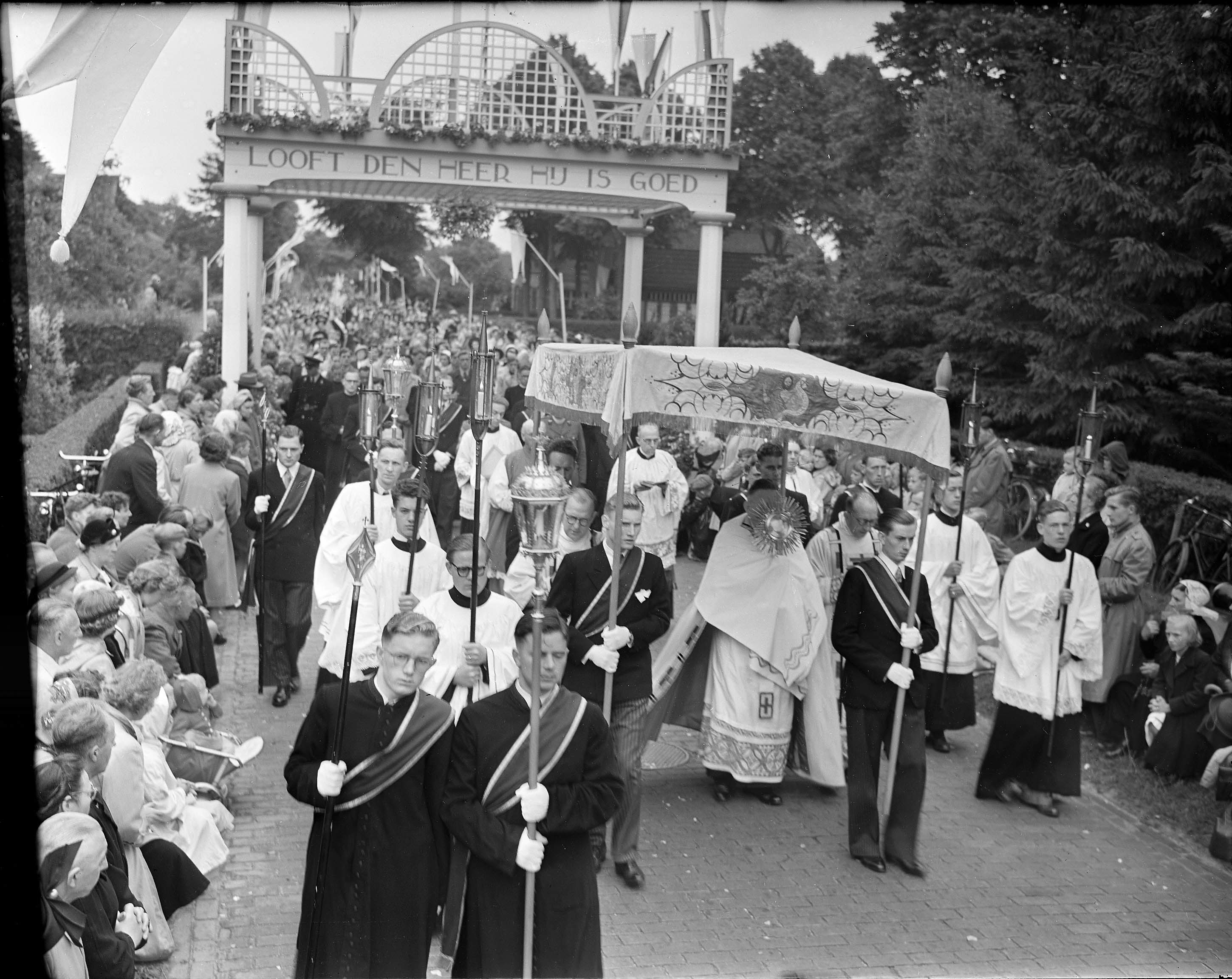 processie met ereboog: Looft den Heer Hij is goed