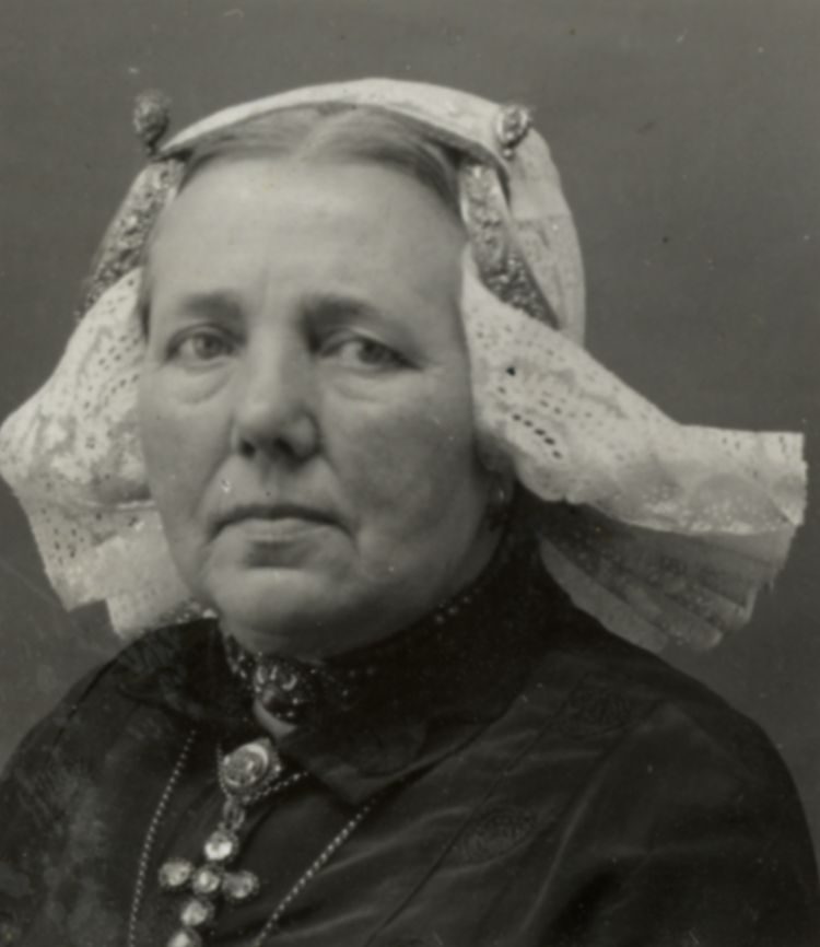 portret van vrouw in Gooise klederdracht met wit kapje en kruisje