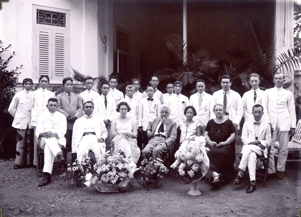 Groepsfoto met de leden van de loge ‘Fraternitas et Veritas’ te Tegal, 12 nov. 1926. In het midden zit Jacob van Rees. 