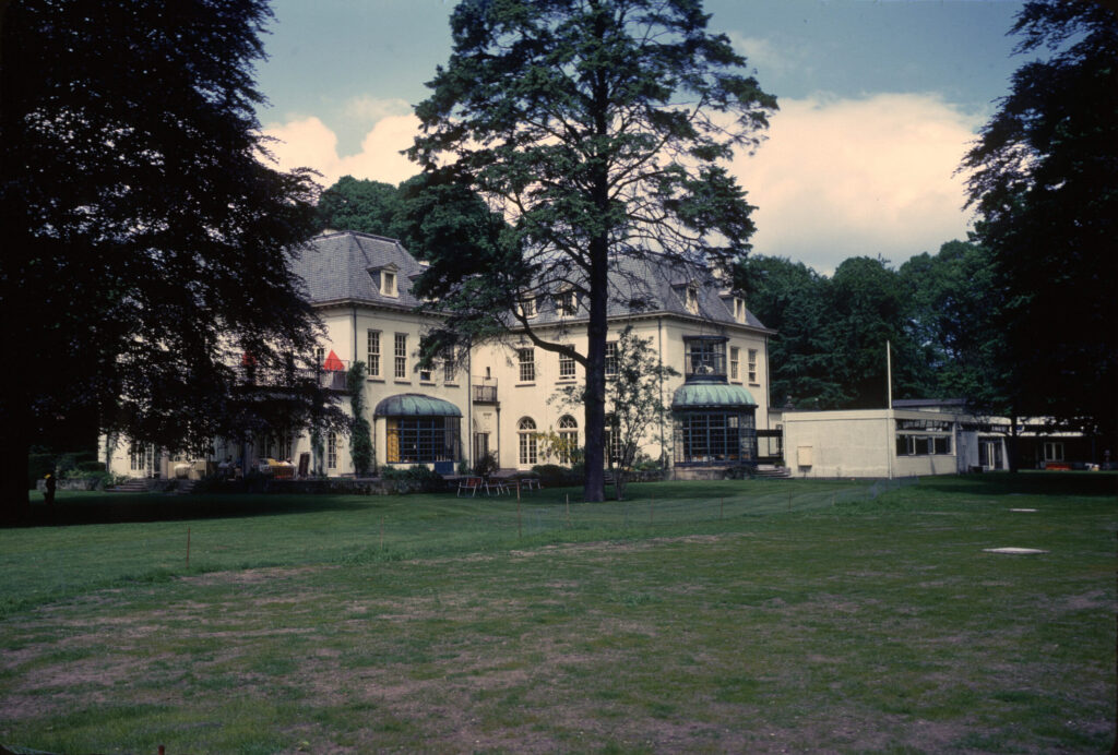Foto van het gebouw op Landgoed "Oud-Bussem" in Huizen, waar de hemofiliekliniek in gevestigd was