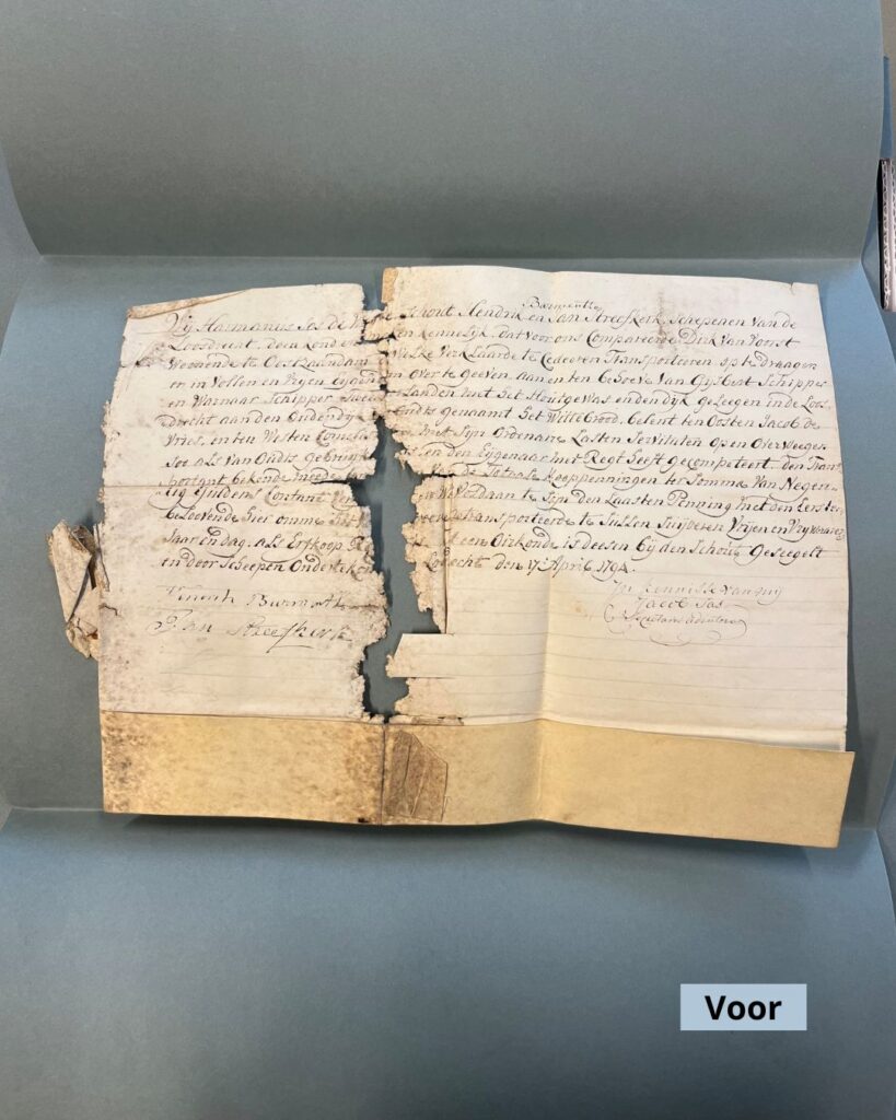 Archiefstuk met een scheur in het midden en gevouwen randen, voordat deze gerestaureerd werd