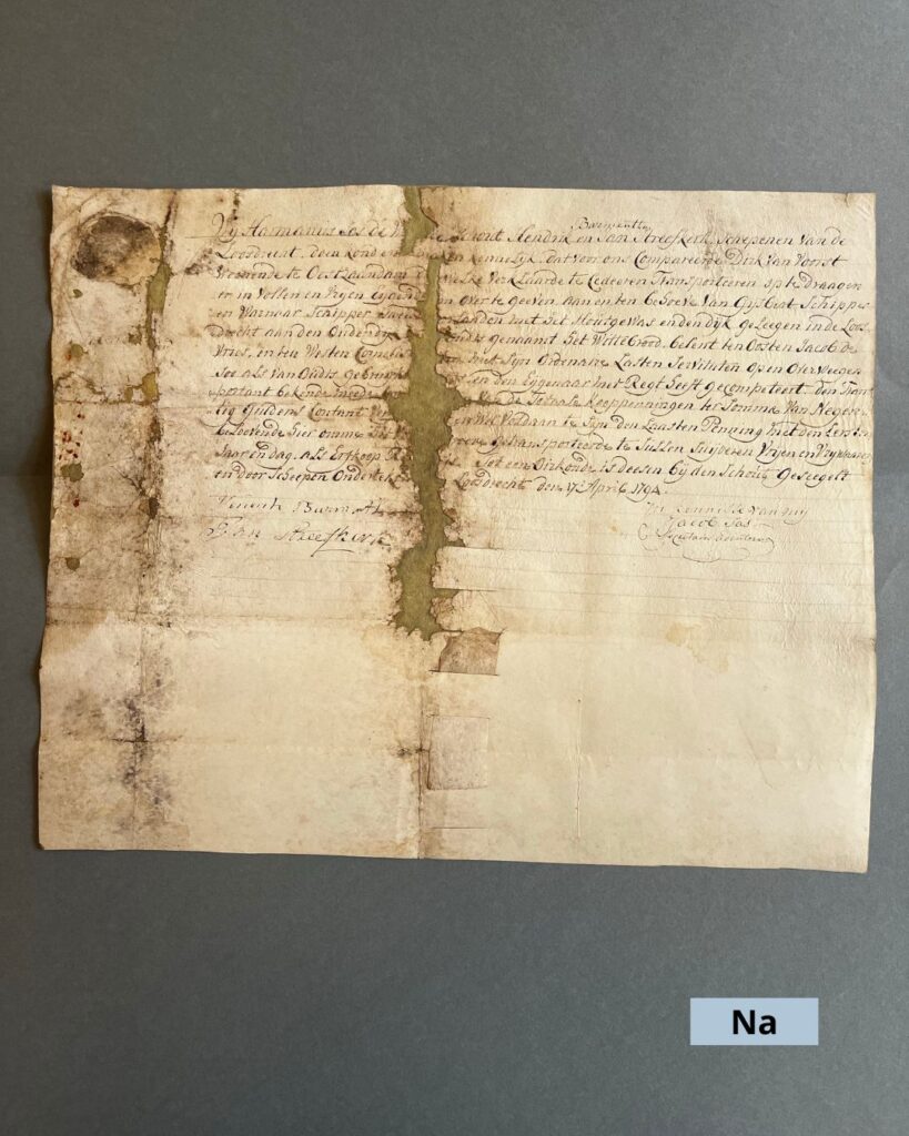 Archiefstuk dat scheur in het midden had en gevouwen randen, nadat deze gerestaureerd is. De randen zijn gevlakt en de scheur is opgevuld met Japans papier