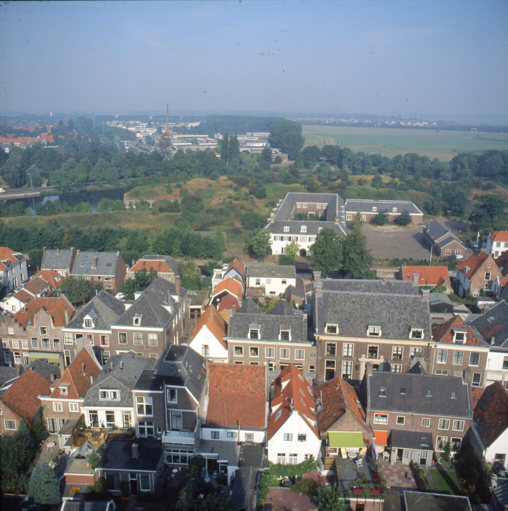 Uitzicht vanaf de toren van de Grote Kerk over Naarden - Vesting, in westelijke richting, in het midden het Arsenaal